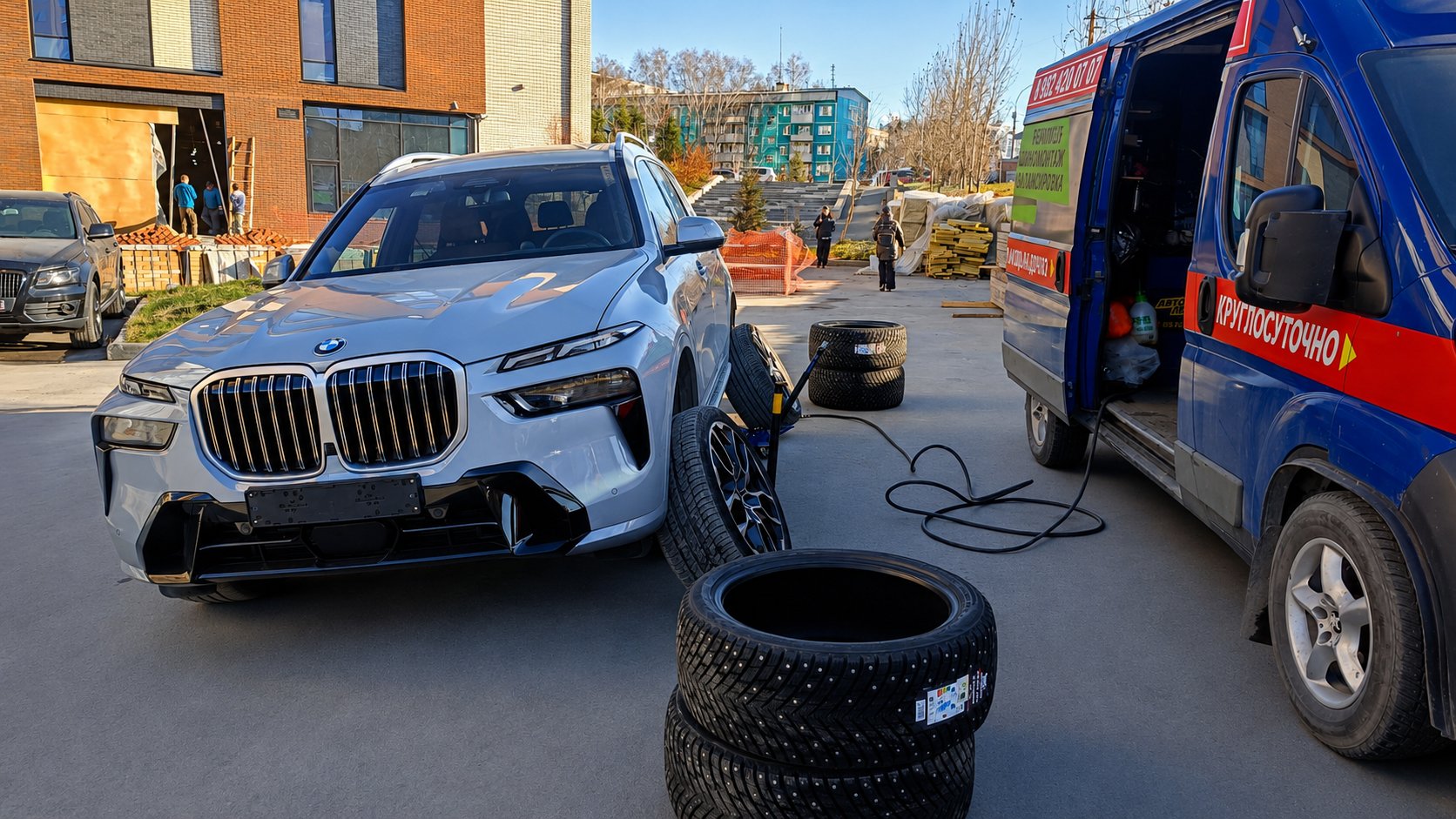 Две машины АвтоМощь в Новосибирске